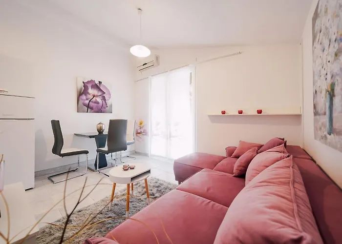 Adorable With Swimming Pool And Terrace * Любач