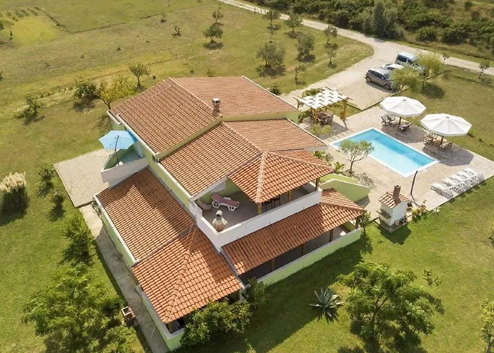 Adorable With Swimming Pool And Terrace *